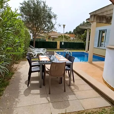 Estel Mit Pool Im Garten *