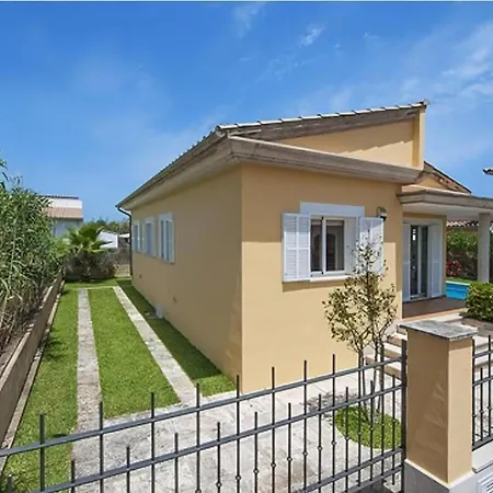 Estel Mit Pool Im Garten