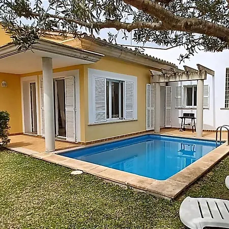 Estel Mit Pool Im Garten *